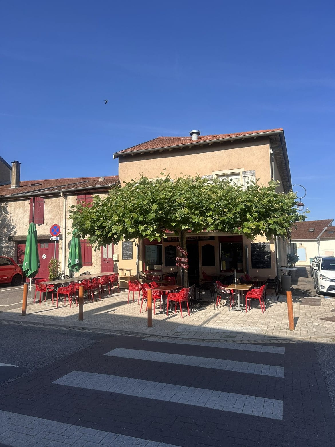 La façade sur la place