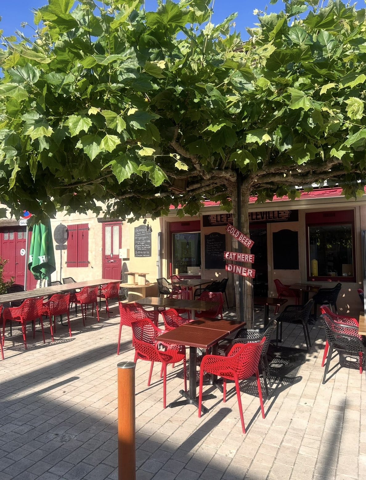 Terrasse sous le platane